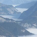 Blick ins Versam das unter der Nebeldecke liegt