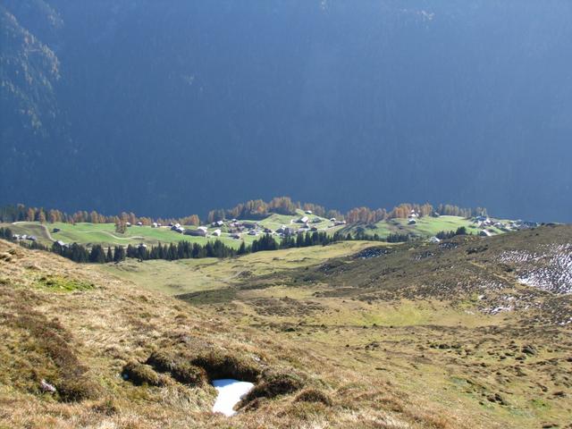 Blick hinunter nach Usserbärg und Tenna