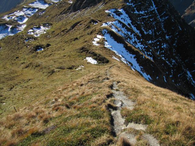 wir haben den Schlüechtli verlassen und wandern nun am Grat entlang zur Rot Flue 2254 m.ü.M.