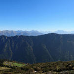 schönes Breitbildfoto mit Blick auf den Heinzenberg und Präzer Höhi