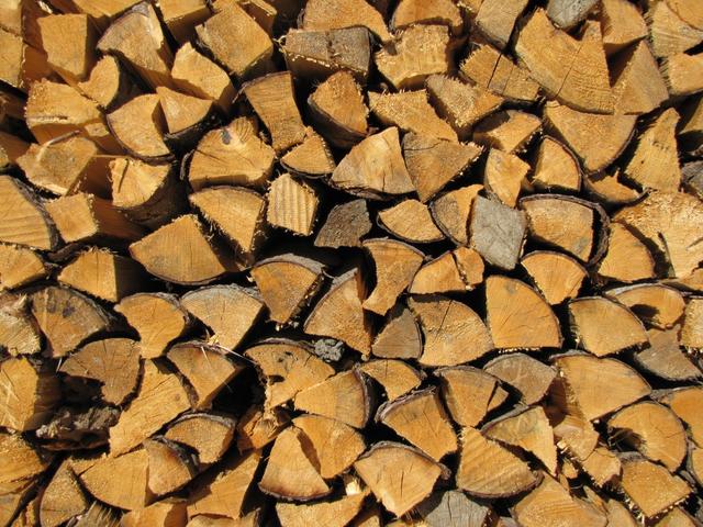 das Holz für den nächsten Sommer ist schon gestapelt