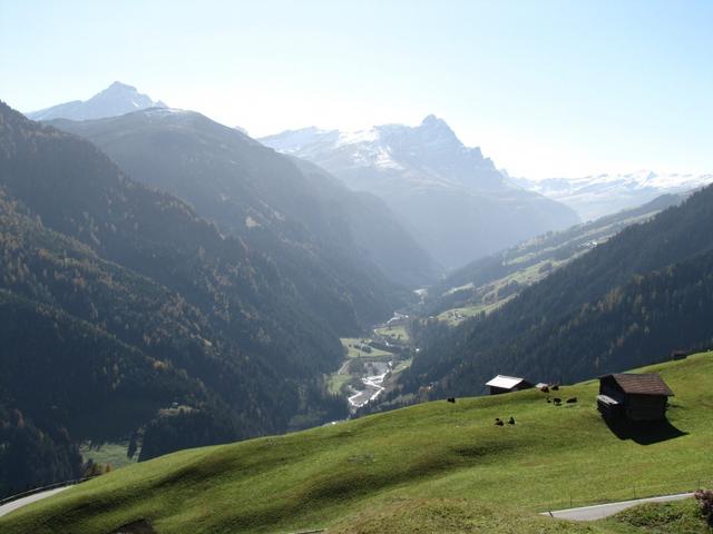 Blick von der kleinen Kirche in Tenna in das schöne Safiental