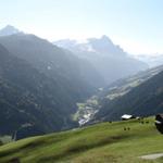 Blick von der kleinen Kirche in Tenna in das schöne Safiental