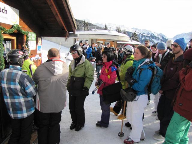 Talstation der Sportbahnen Hochwang in Fatschel. Eine endlose Warteschlange empfängt uns