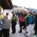 Talstation der Sportbahnen Hochwang in Fatschel. Eine endlose Warteschlange empfängt uns