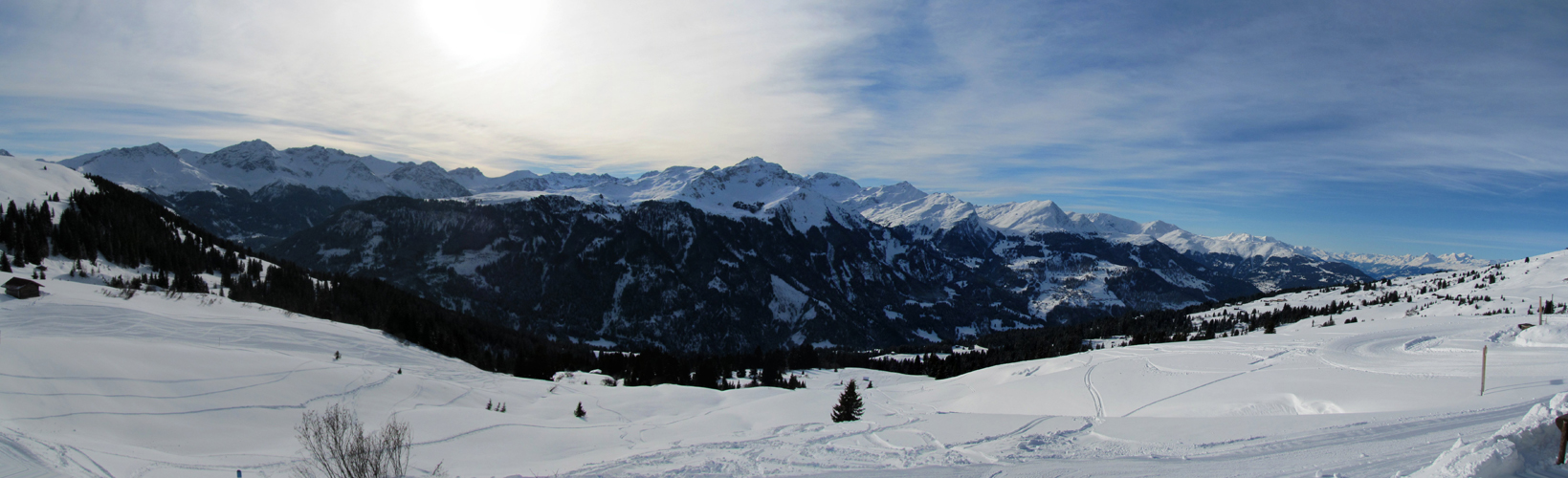 Breitbildfoto aufgenommen von der Hütte, mit Blick Richtung Weisshorn