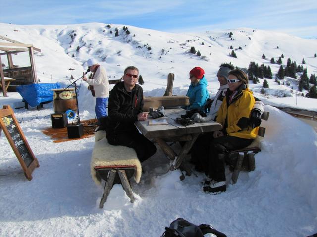 draussen bei der Hochwang Hütte geniessen wir die Aussicht, das schöne Wetter und der feine Hüttenkaffee