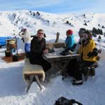 draussen bei der Hochwang Hütte geniessen wir die Aussicht, das schöne Wetter und der feine Hüttenkaffee