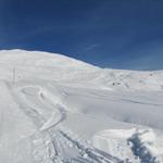 Blick von der Berghütte Hochwang hinauf Richtung Cunggel - Muschgel. Dort hinauf geht es nun