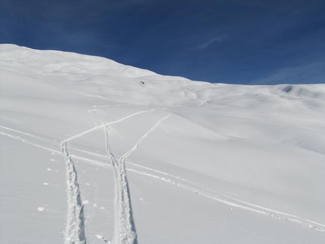 Blick auf die Alp Cunggel und Muschgel. Was für ein traumhaftes noch relativ unbekanntes Schneeschuparadies