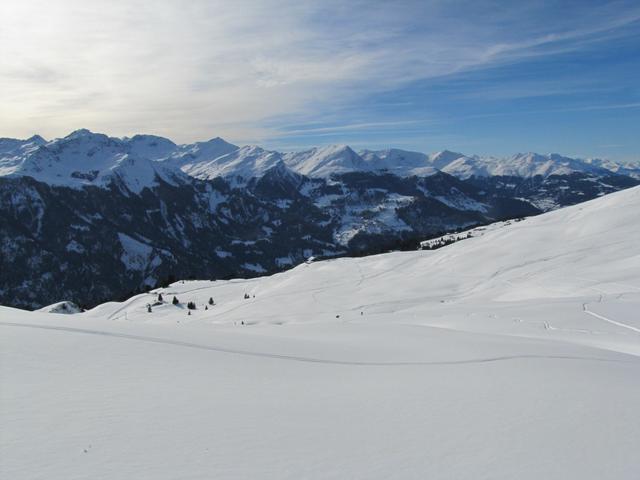 Blick zurück zur Hochwanghütte, die sich genua in der mitte der Bildes befindet