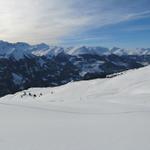 Blick zurück zur Hochwanghütte, die sich genua in der mitte der Bildes befindet