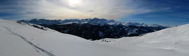 Breitbildfoto mit Valbellahorn, Weisshorn, Piz Beverin, ja der Blick reicht sogar bis zum Tödi und Düssi