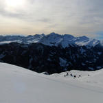 Breitbildfoto mit Valbellahorn, Weisshorn, Piz Beverin, ja der Blick reicht sogar bis zum Tödi und Düssi