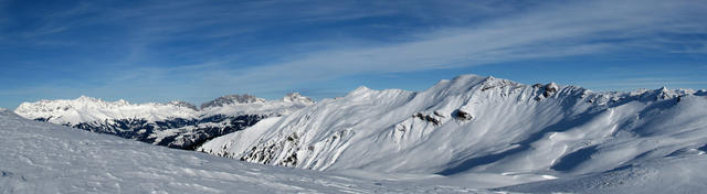 auf dem Faninpass 2206 m.ü.M. Breitbildfoto. Rechts die Glattwangkette. Am Horizont das Rätikon. Dort waren wir auch schon