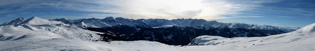 auf dem Faninpass 2206 m.ü.M. Breitbildfoto. In der Mitte das Weisshorn und das ganze Schanfiggtal. Was für eine Aussicht