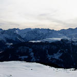 auf dem Faninpass 2206 m.ü.M. Breitbildfoto. In der Mitte das Weisshorn und das ganze Schanfiggtal. Was für eine Aussicht