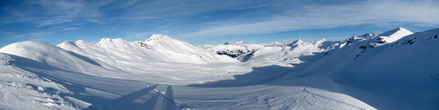 Breitbildfoto von der Arflinafurgga mit Blick in die Fideriser Heuberge