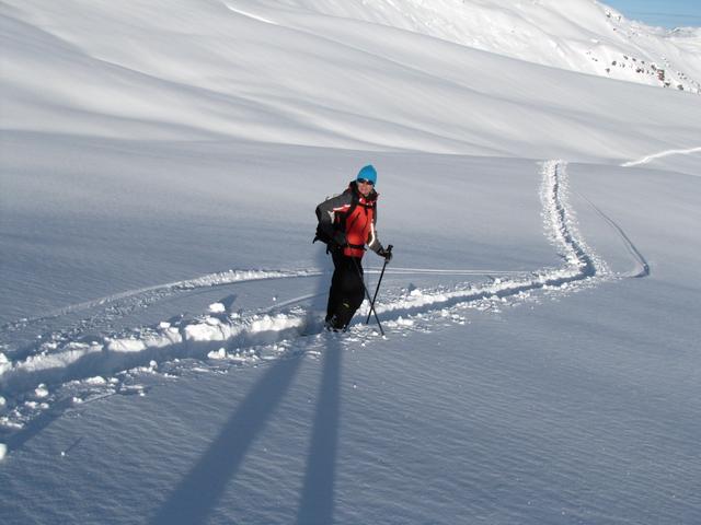 jetzt kommt das schönste Teil einer Schneeschutour. Das hinunterlaufen im Tiefschnee