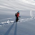 jetzt kommt das schönste Teil einer Schneeschutour. Das hinunterlaufen im Tiefschnee