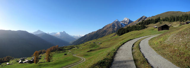 schönes Breitbildfoto mit Blick ins Safiental. Links Piz Beverin und Bruschghorn, rechts Piz Fess