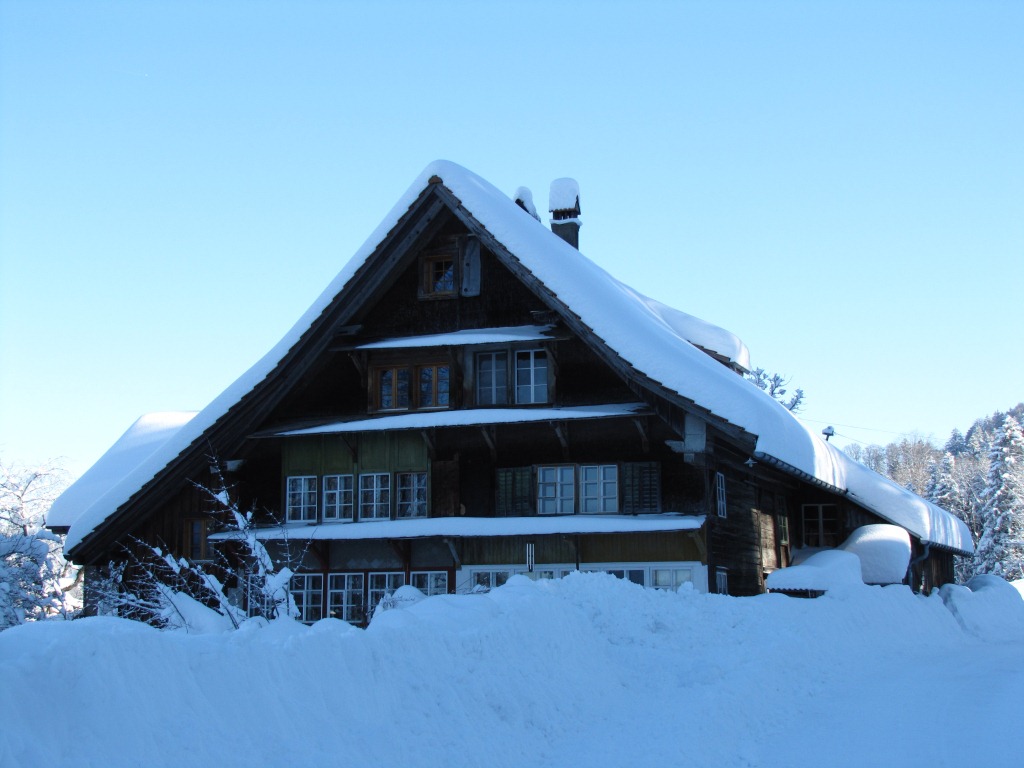 tief eingeschneites Bauernhaus in Rütiwis