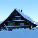 tief eingeschneites Bauernhaus in Rütiwis