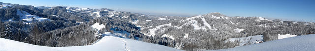 sehr schönes Breitbildfoto mit Blick auf das verschneite Zürcher Oberland