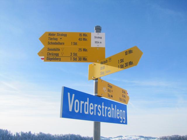 beim Wegweiser Strahlegg 1054 m.ü.M. verlassen wir die Strasse wieder