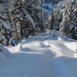 der Schnee reicht einem bis an die Hüfte