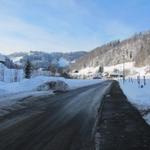 auf der Strasse entlang laufen wir zurück nach Steg