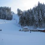 der Skilift von Steg. Viele Skifahrer sind unterwegs. Wir waren auf einsamen Wegen