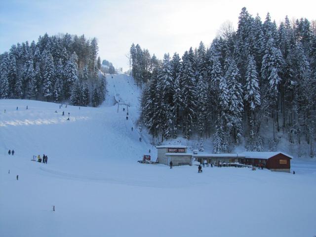 der Skilift von Steg. Viele Skifahrer sind unterwegs. Wir waren auf einsamen Wegen