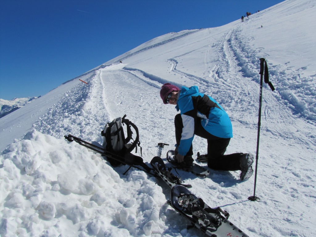 bei der Bergstation der Seilbahn heisst es nun Schneeschuhe anziehen