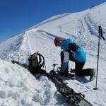 bei der Bergstation der Seilbahn heisst es nun Schneeschuhe anziehen