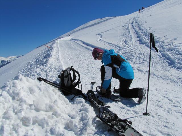 bei der Bergstation der Seilbahn heisst es nun Schneeschuhe anziehen