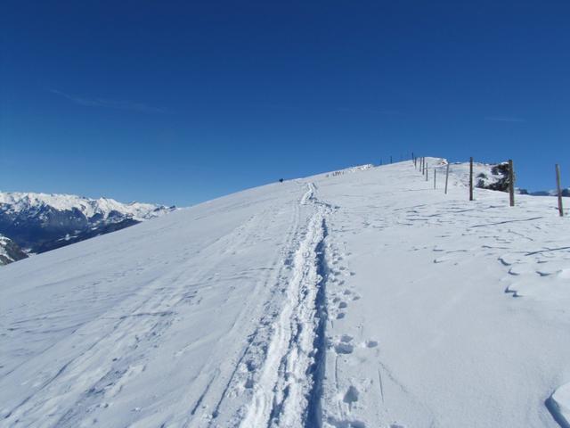 vor uns hat eine Gruppe Schneeschuhläufer schon gespurt