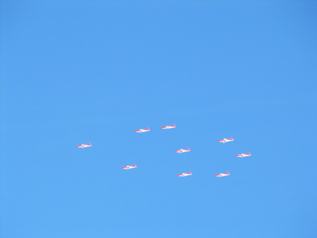 eine Kunstflugstaffel fliegt über unsere Köpfe vorbei