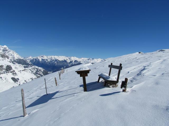 bei Punkt 2088 m.ü.M. Im Sommer ist diese Bank sicher oft besetzt