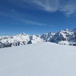 Blick zum Gross Chärpf links. In der Mitte der Richetlipass. Dort oben waren wir auch schon