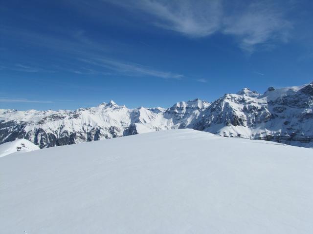 Blick zum Gross Chärpf links. In der Mitte der Richetlipass. Dort oben waren wir auch schon