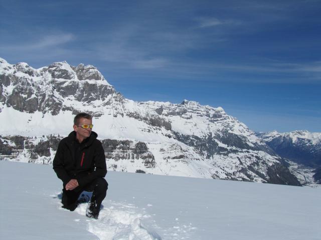 Franco bestaunt die Aussicht auf dem Chamerstock 2124 m.ü.M.