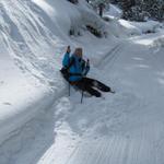 Mäusi hat beim runterlaufen viel Schnee auf die Schlittelbahn verschoben