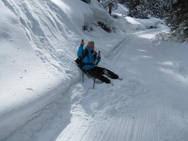 Mäusi hat beim runterlaufen viel Schnee auf die Schlittelbahn verschoben