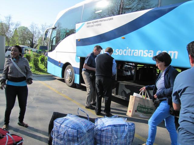 Franco stellt den Rucksack in den riesigen Gepäckabteil