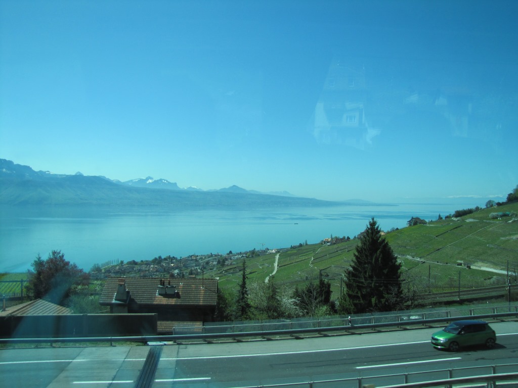 Blick vom Fenster hinaus auf den Genfersee