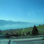 Blick vom Fenster hinaus auf den Genfersee