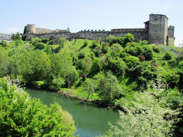 Ponferrada = Brücke aus Eisen. Die wurde im 11.Jh. gebaut, so das die Pilger trockenem Fuss über den Rio Sil gelangten