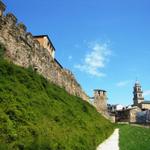 bei der grossen Wehrmauer der Templerburg. Im Hintergrund die  Basilica Nuestra Señora de la Encina