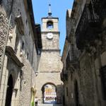 die malerische Calle del Reloj mit dem historischen Glockenturm, sieht fast so aus wie der in Bern